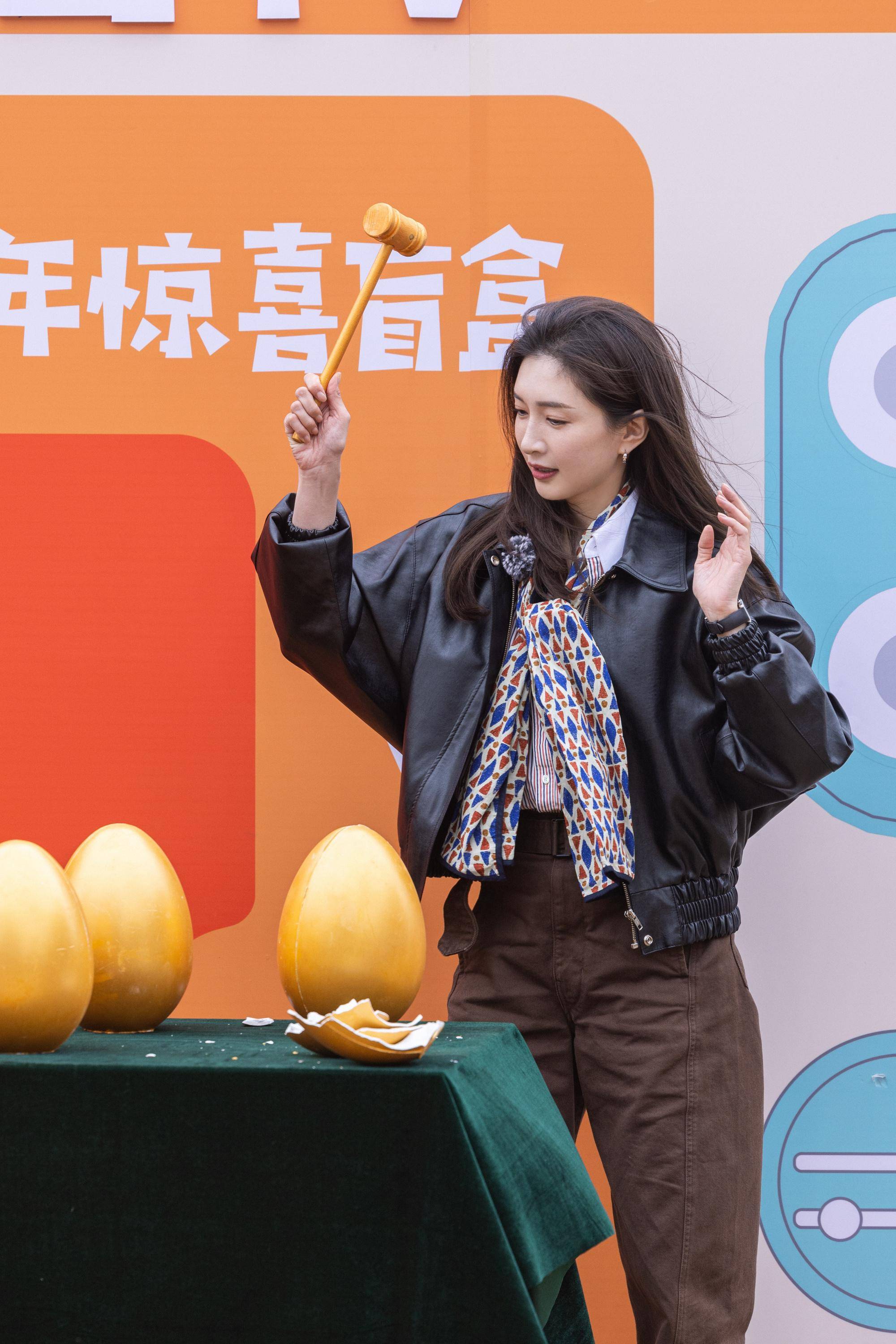 江疏影和郑恺,王传君是上海戏剧学院的同班同学,所以在初入《五十公里