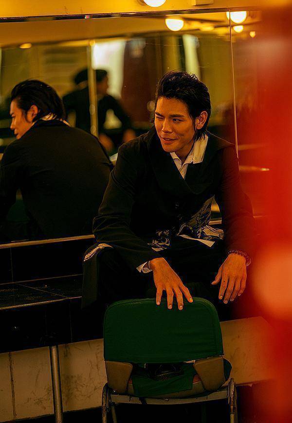 向佐凭借烂片国外拿影帝,买的吧?_电影_向华强_父亲