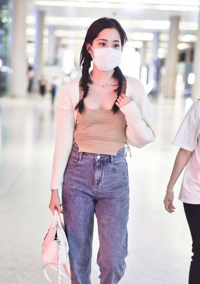 穿吊带扎双马尾轻熟的气质,引起网友热议_穿着_飞机场_乳白色
