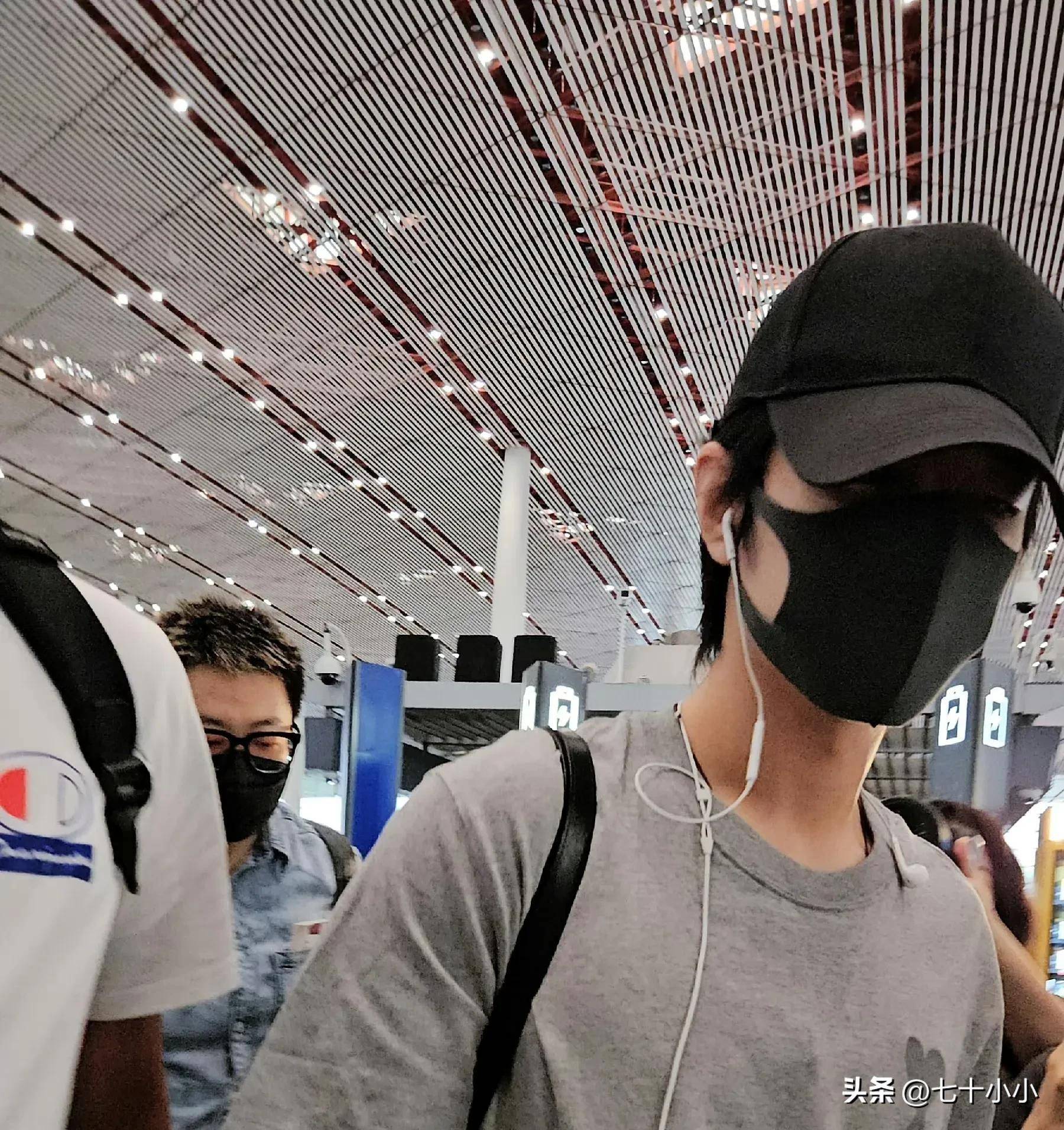 肖战出发香港引发巨大关注,舞台肖战好久不见_活动_表演_实力