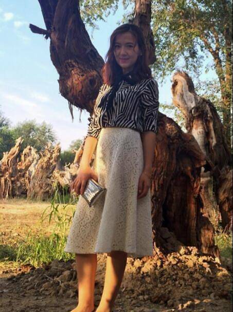 尼格买提老婆罕见晒照,穿衣时髦造型多变,混血脸像升