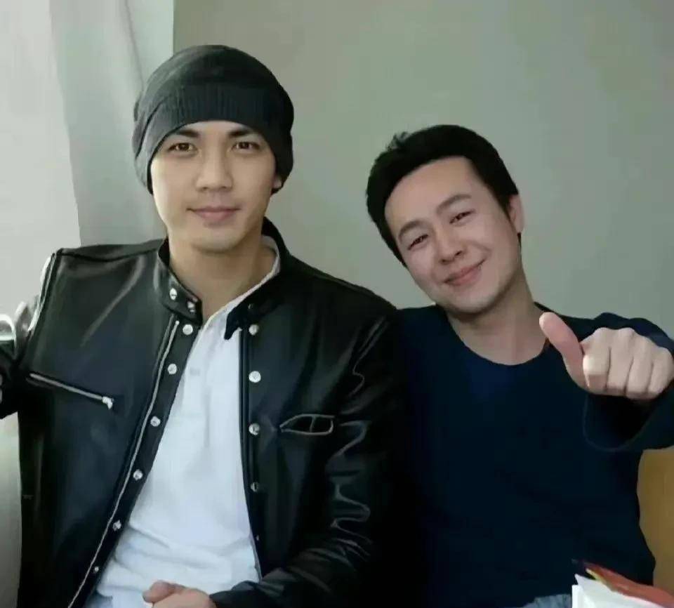 曝钟汉良去年离婚,双方闹掰很久才缓和,女方净身出户娃归小哇_小娃