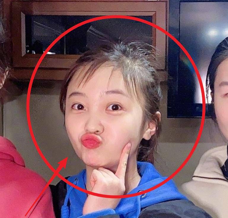 林妙可探班关晓彤久违合影,和十年前对比,她才是"整容式"长大_变化