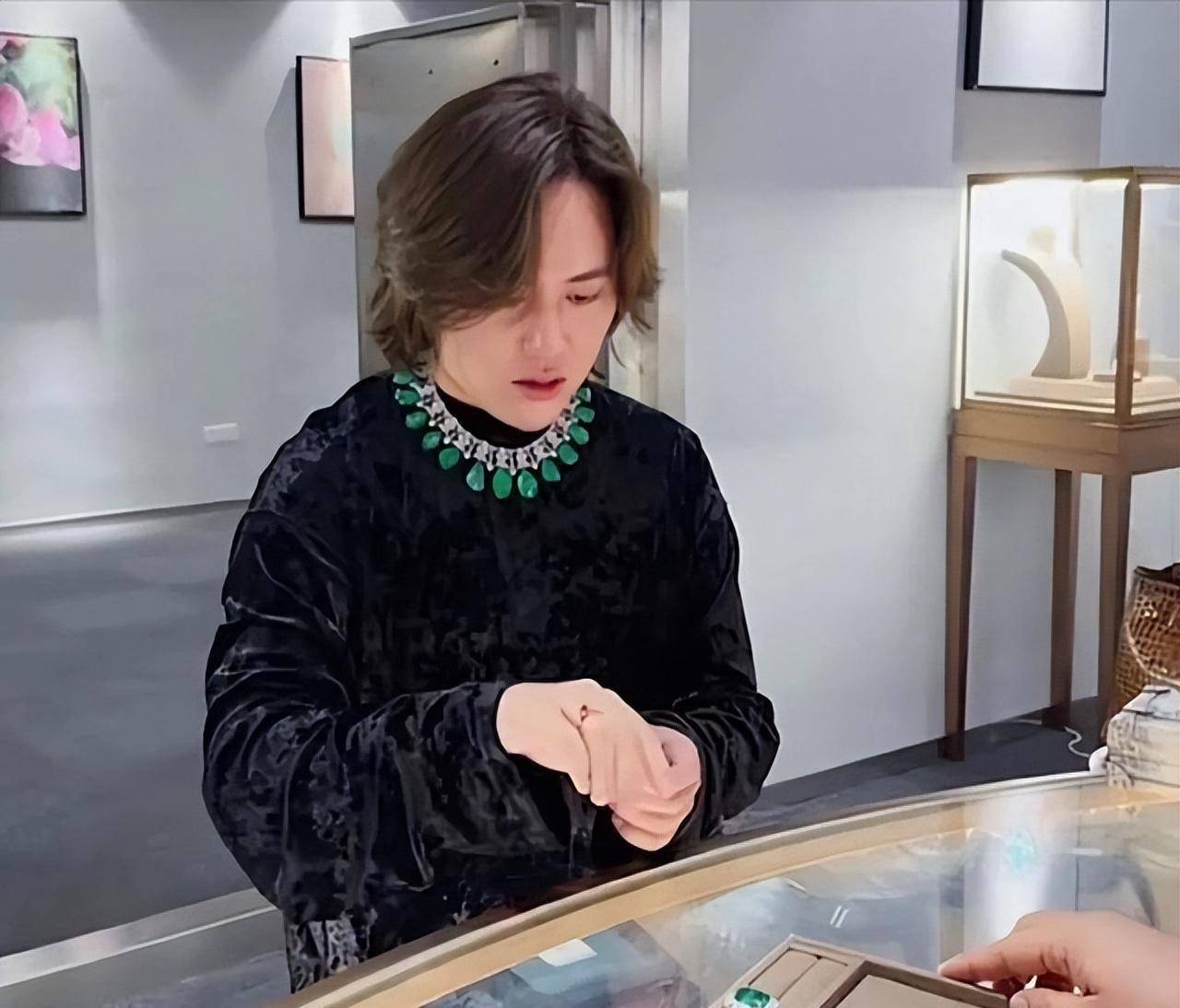 王红权星晒稀世珠宝,董璇惊喜出镜,化一次妆花费高达数万_王洪权_全兴