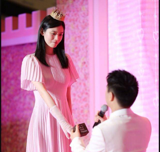 奚梦瑶晒结婚照,与何猷君一家同框超温馨,腹部隆起疑怀孕_何超盈_婴儿