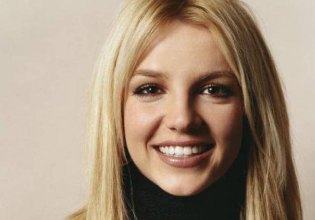 小甜甜布兰妮曾开演唱会收入过亿,推出香水取得巨大成功_销量_事业