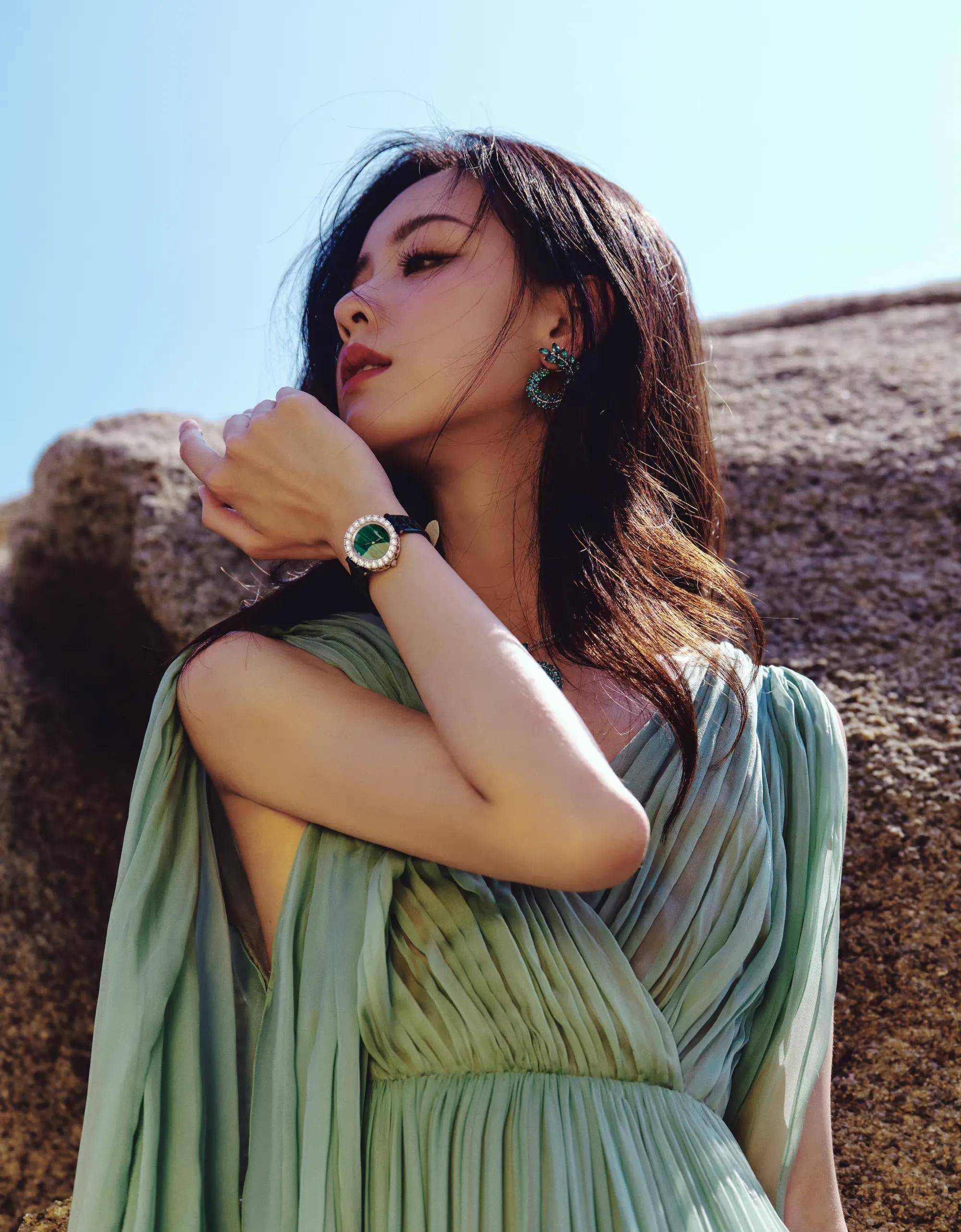 这样一看,经过两人各自工作室的后期修图,张慧雯身上的薄纱礼裙似乎更