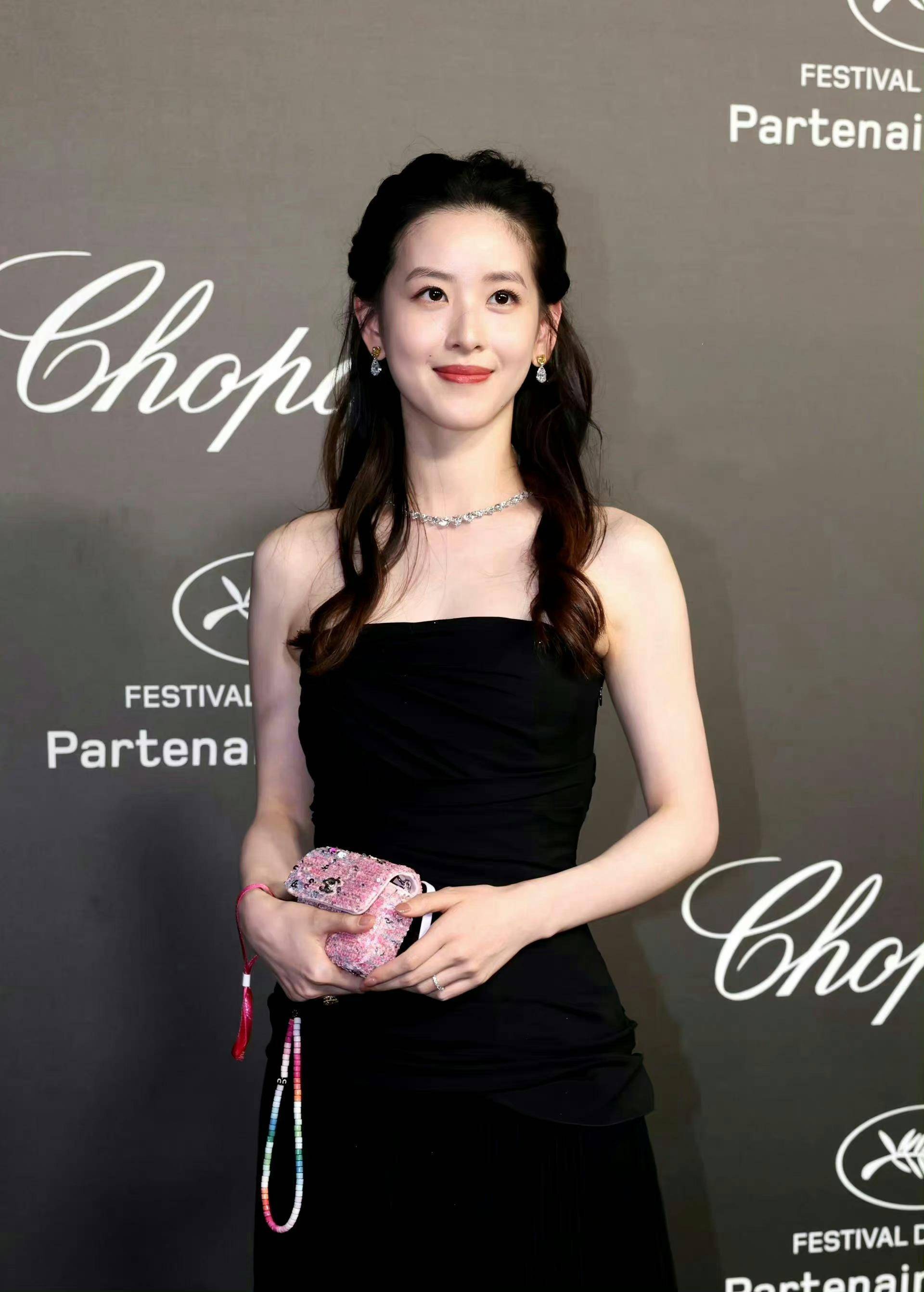 穿衬衫跟女大佬们合影都能站c位,超争气_活动_刘强东_豪门