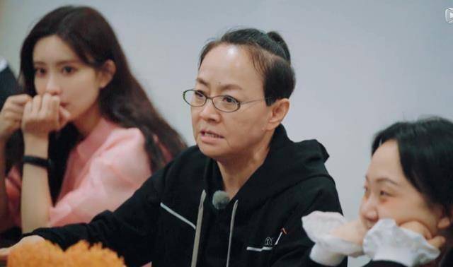 宋丹丹上综艺语言犀利,装扮出格引争议,是率性而为还是博眼球?