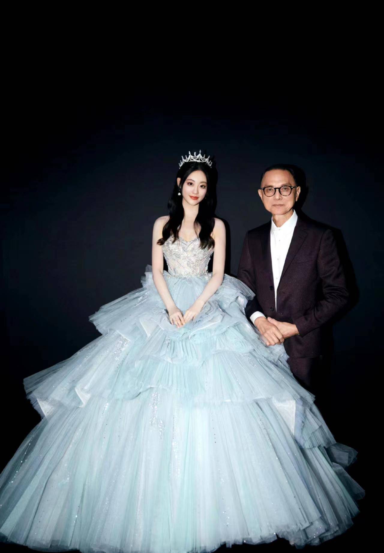 祝绪丹上海时装周秀场,身穿梦幻蓝色蛋糕裙,头戴王冠,清新靓丽又优雅!