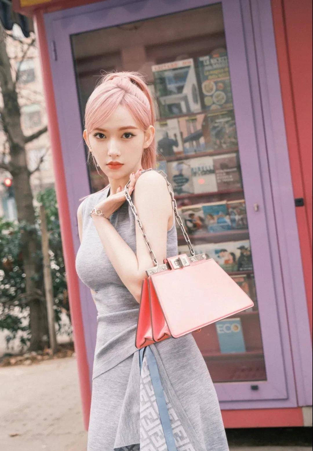 程潇米兰时装周写真拍摄,粉色发型搭配灰色紧身裙,网友"人间芭比"