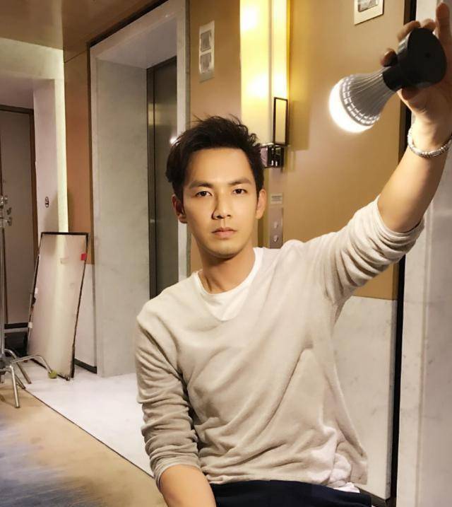 这部剧中,钟汉良饰演的角色是一个中年大叔,这是非常符合他的年龄段的