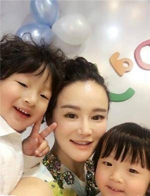 冉莹颖怀三胎身材发福,大着肚子替老公站台不忘卖力吆喝!