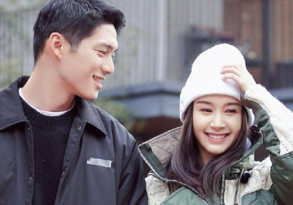 王子文为男友庆生,素颜依偎在吴永恩怀中,生日蛋糕和礼物显心意_女孩