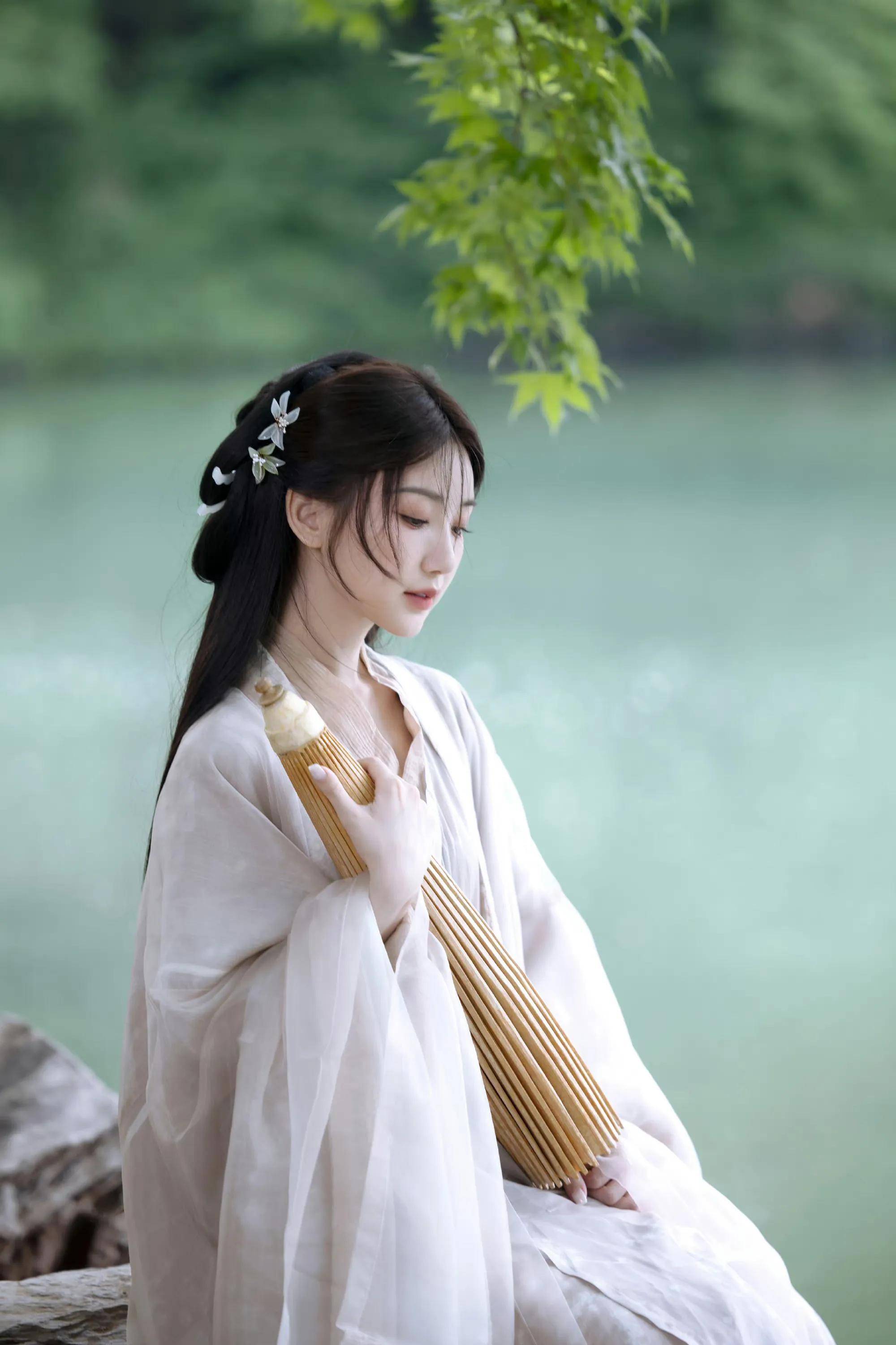 毛晓彤素衣汉服写真 淡雅绝尘 清冷飘逸 绝美!_湖水_眉目_错误