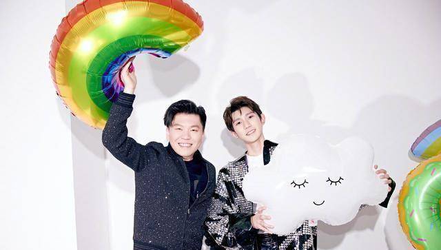 王源大合照站位奇特,左右全是同龄小鲜肉,这个待遇粉丝都羡慕了