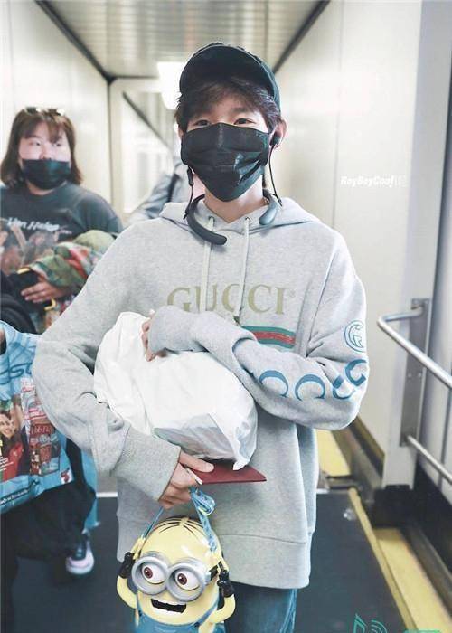 王源回国心情超好,笑眼弯弯元气满满