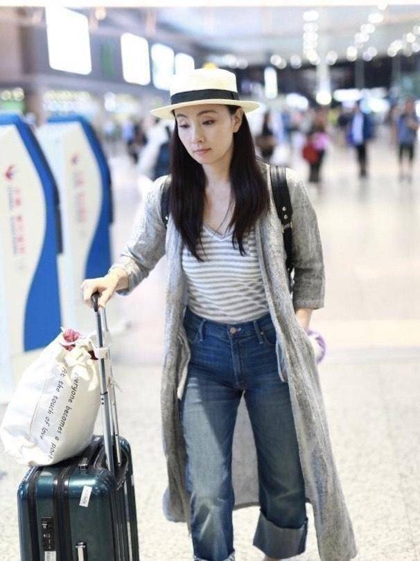 陶虹气质满满,基本款条纹t恤搭配牛仔裤,没想到穿出了高级感