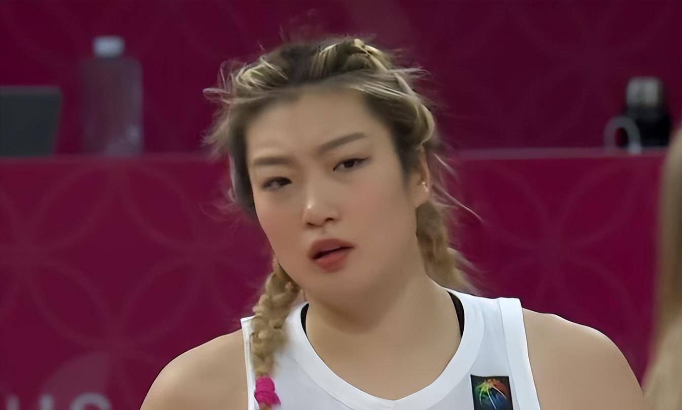 上半场双方算是打了一个五五开,中国女篮35-32澳洲队,就一个球的差距.