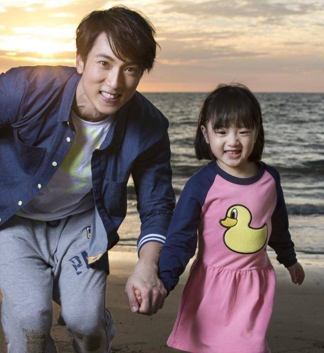 吴尊晒8岁neinei近照,五官软萌芭比腿,网友直夸"仙女天使"!_爸爸_女儿