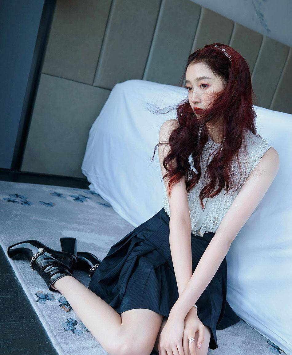 关晓彤本身就有一双让人羡慕的逆天长腿,穿超短裙简直再合适不过了,就