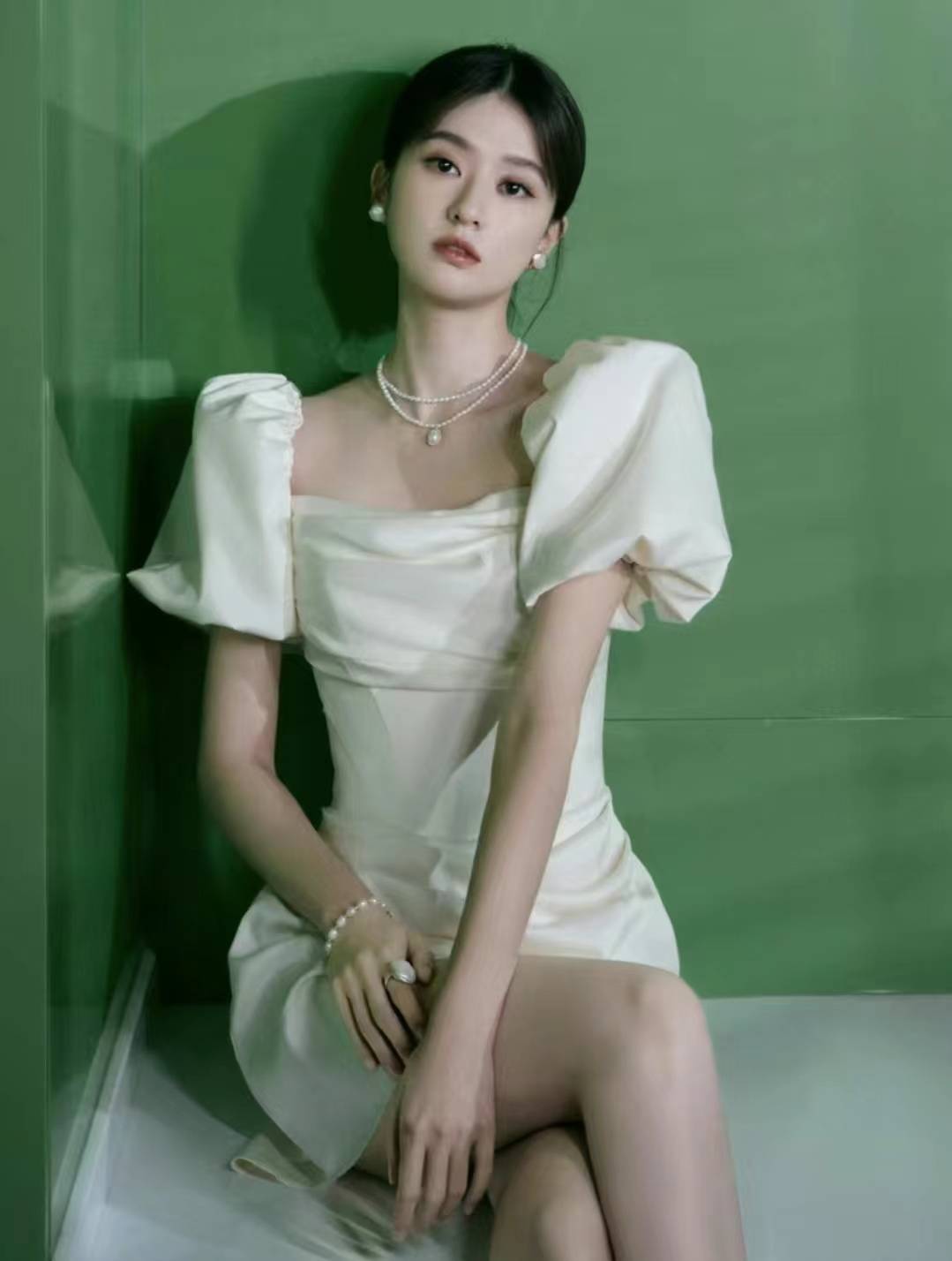 赵丽颖戴"双珍珠项链"参加访谈,配黑色礼服优雅大方,自信从容_look