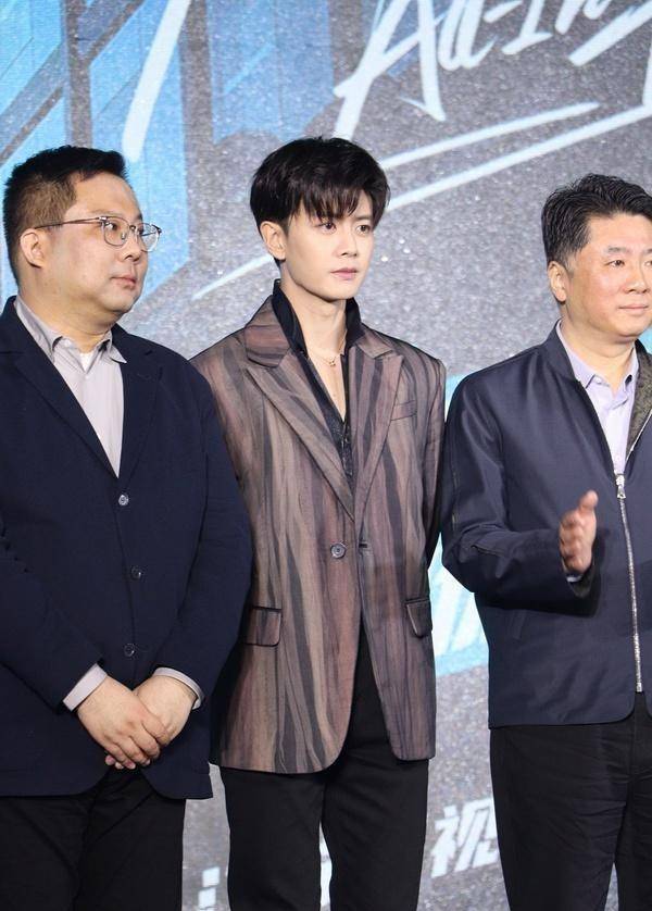 任嘉伦:生图抗打帅出新高度,简直就是闪闪发光代言人_横店_时候_什么
