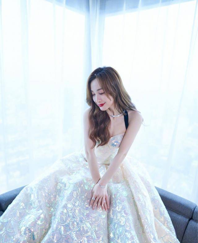 吴昕罕见晒九宫格美照:觉得自己太美了!