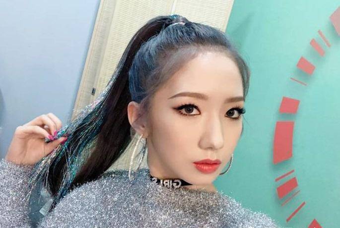 照片中,她与何炅身高相同,何炅的右手逼隐藏,而孟美岐的右手则豪爽地