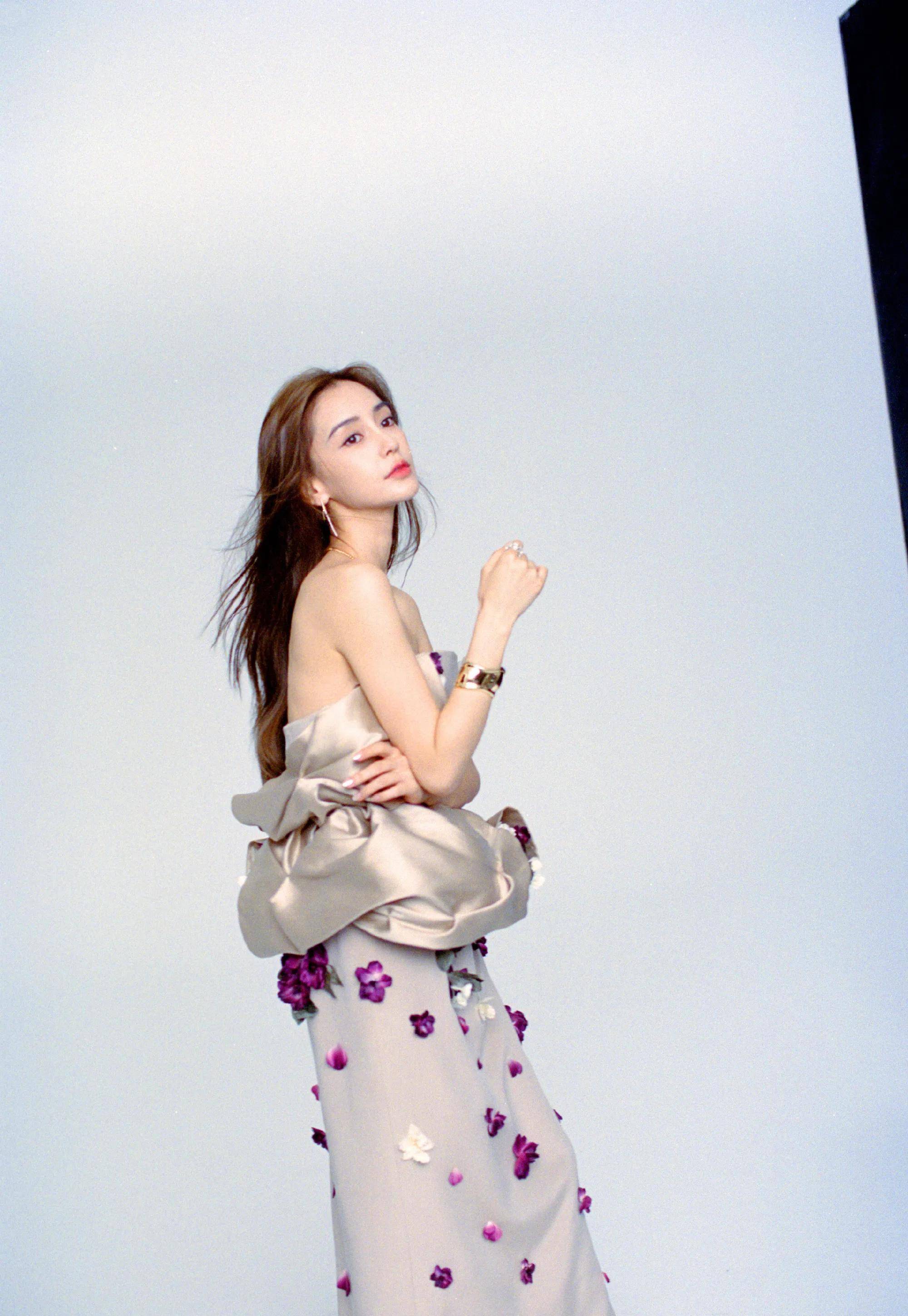 angelababy杨颖《时装》杂志曝光,多套变幻造型,绝美反差_感觉_短发