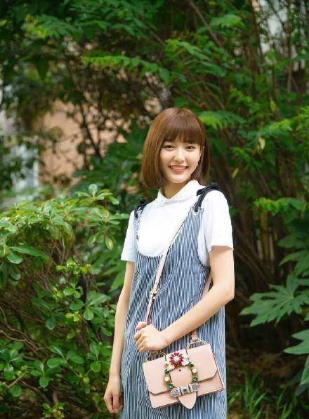 唐嫣清新背带裙似18少女,angelababy产后开工机场照,活力四射!