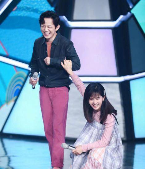 谢娜生日略"寒酸",蔡徐坤吴宣仪无动于衷,六个徒弟杨迪最用心_祝福