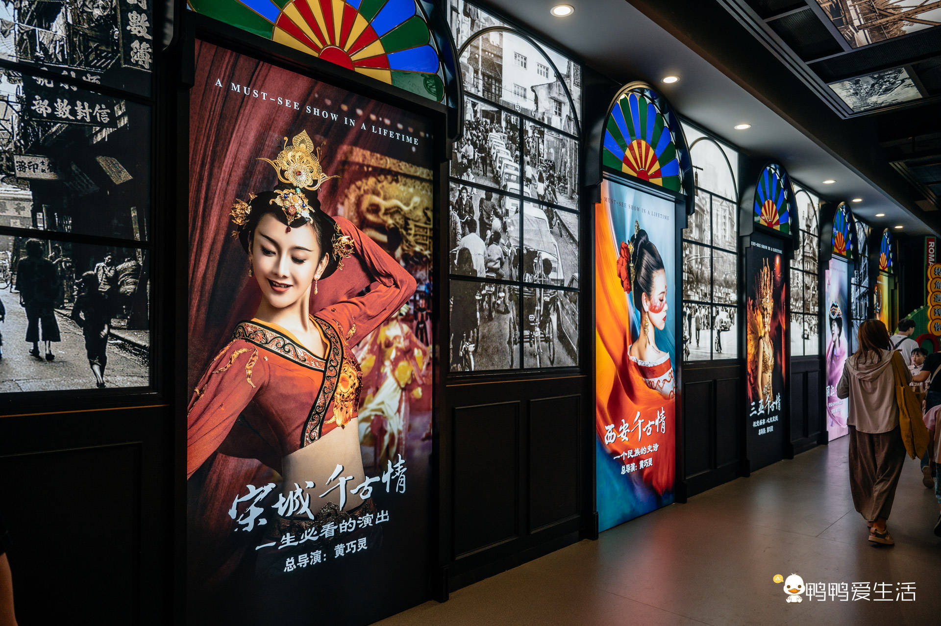 《穿越狂欢》等演出融入游玩路线,你可以跟随演员来一场"民国穿越"