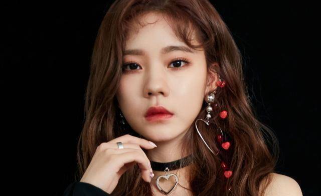 吴宣仪眉尾贴五角星,傅菁脸颊画闪电,都输给了段奥娟的唇色_眼泪_紫宁