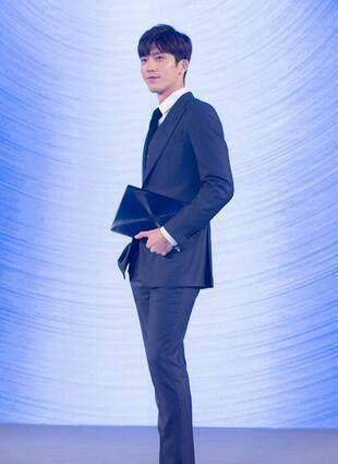 他是最具实力的小鲜肉,也是最会穿的小花男友_休闲_时尚_井柏然