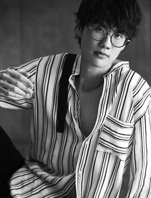 他是一位创作型歌手,十分低调的音乐才子,他叫vae_许嵩_歌曲_vae