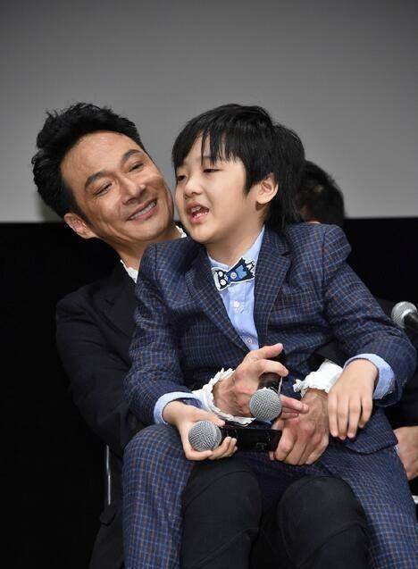 室晒照,费曼眉清目秀五官精致,网友直呼:圆的可爱_爸爸_feynman_儿子