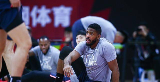 被杜锋骂得一脸懵,广东大外援汤普森为何这么弱?_比赛_隔离_球员