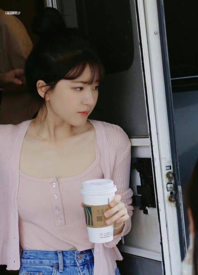 赵露思偷偷藏不住上班饭拍,粉色针织衫配丸子头好漂亮_元气_杨幂