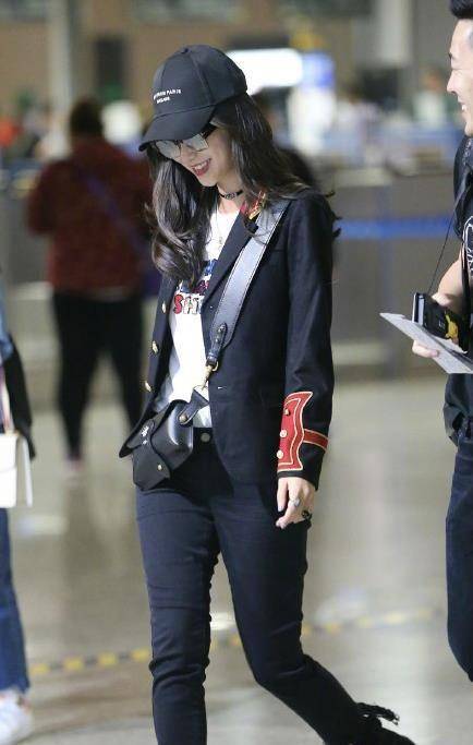 唐嫣清新背带裙似18少女,angelababy产后开工机场照,活力四射!