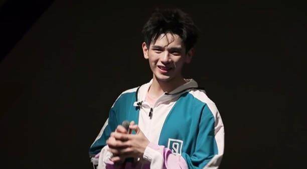 小时候有心脏病,所以爸爸妈妈为了不让姐姐在学校受欺负,就生下了姚弛