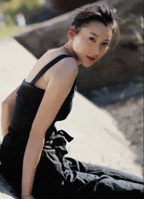 在饰演美珍这个角色的时候,杨雅还是受到着装的束缚,看起来没有那么