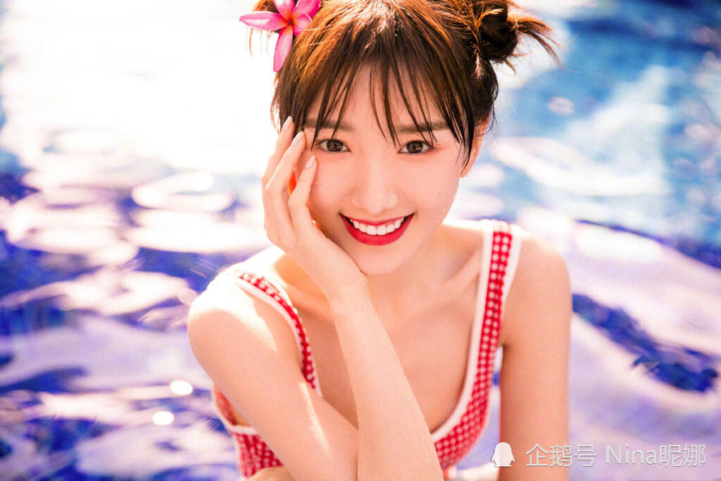 毛晓彤独自游泳大突破,穿削肩连体泳衣宛如出水芙蓉,这女团身材太晃眼