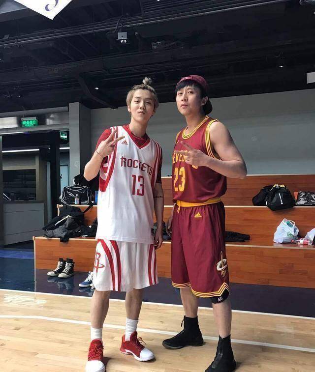 宣布退出跑男后,邓超与鹿晗合影,脚上丝袜亮了!_儿子_演唱会_袜子