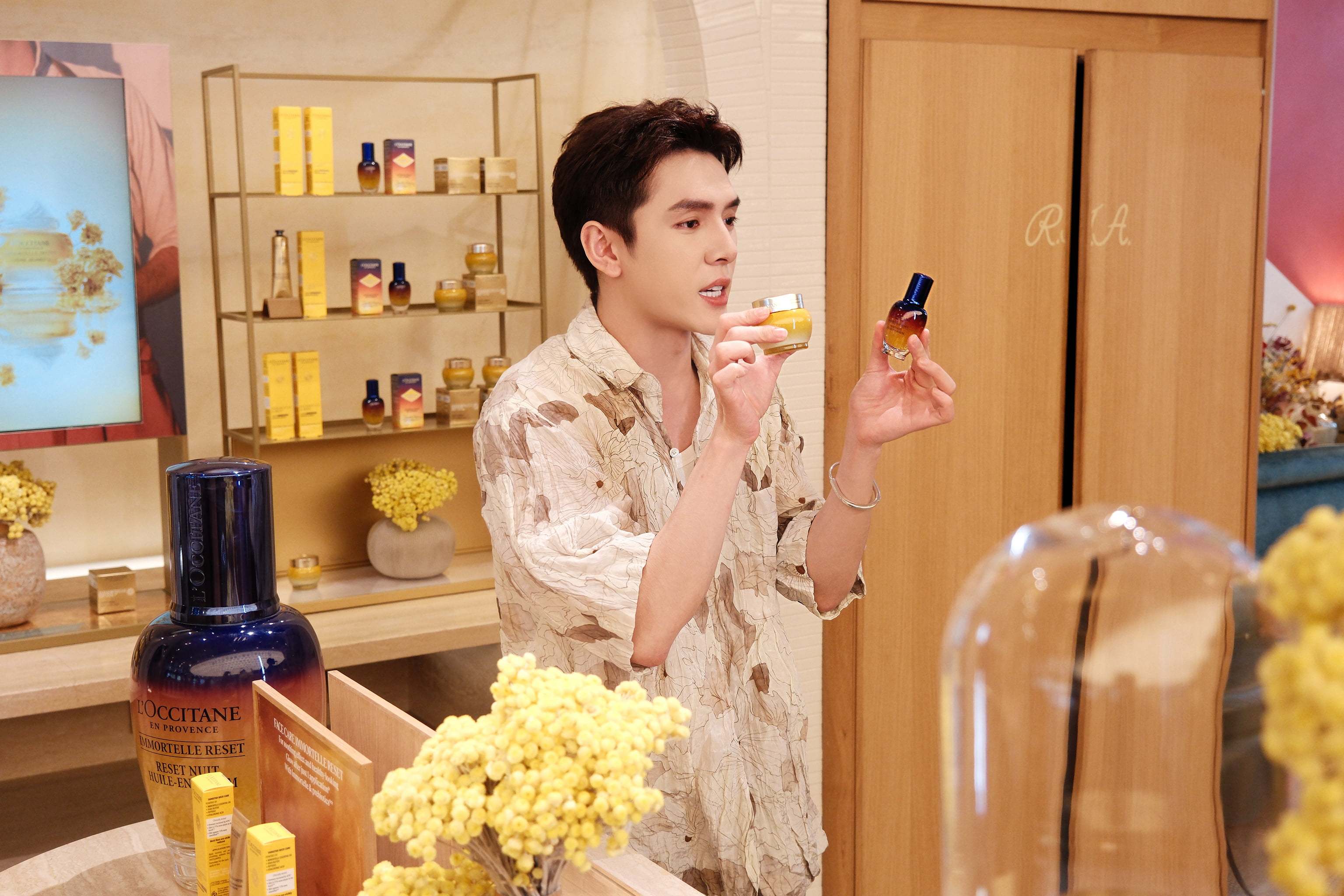 李佳琦探访巴黎欧舒丹旗舰店 | 美容美体美妆