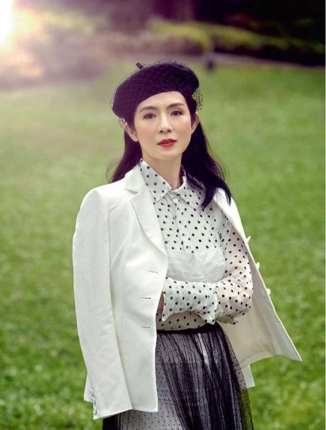杨采妮45岁又怎样,一身印花连衣裙复古优雅高级,好气质哪惧年龄_感觉
