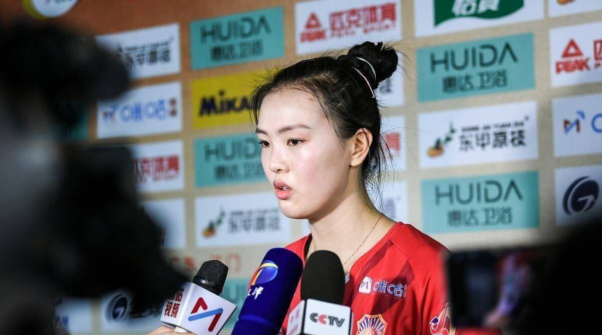 李盈莹在国外出事,朱婷秀腹肌,张畅被曝退役_中国女排_排球_张常宁