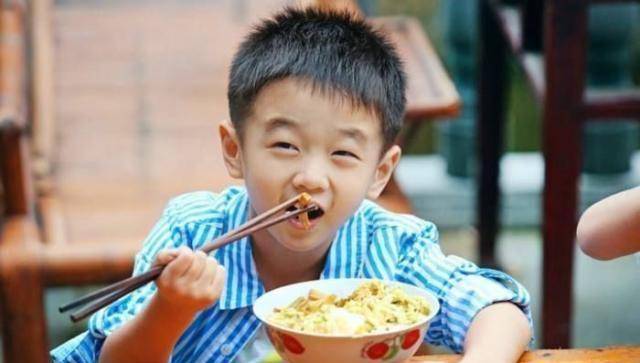 杨威晒儿子近照,大变样的杨阳洋撞脸jasper,网友直呼认不出_体操_子女