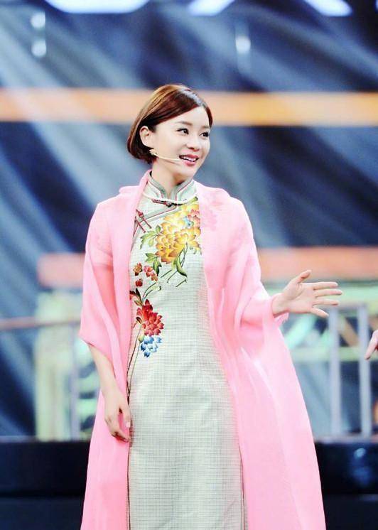 张小斐穿短旗袍配高跟鞋,身材火辣可靠腿吃饭_颜色_造型_的设计