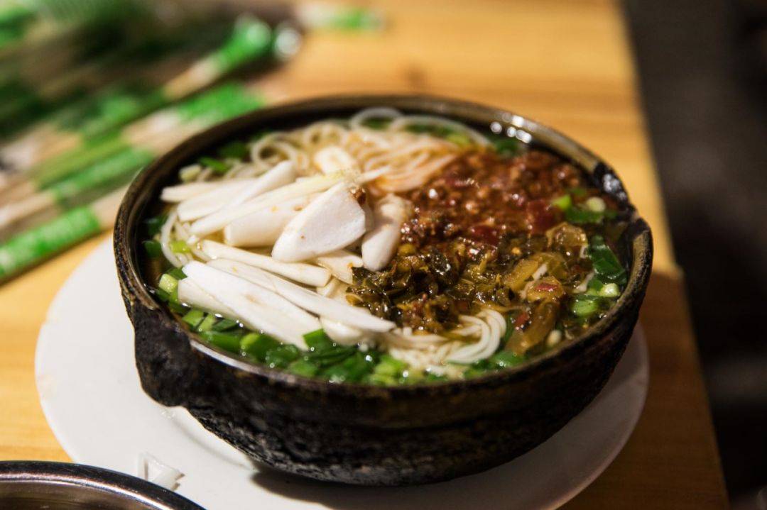 仅靠一口烧豆腐火出圈,云南这座小县城好吃又低调!_阿球_创意_米线